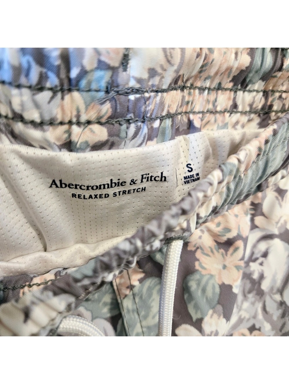 ABERCROMBIE & FITCH Relaxed Fit Athletic Workout Shorts Floral Small - Picture 3 of 3